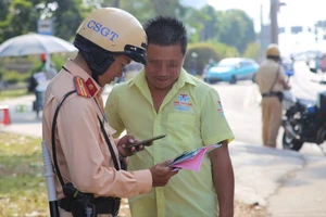 CSGT Rạch Chiếc kiểm soát xe khách cửa ngõ phía Đông dịp lễ 30-4
