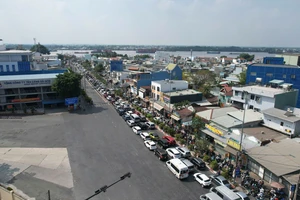 Cửa ngõ TP.HCM ùn ứ kéo dài ngày đầu nghỉ lễ 