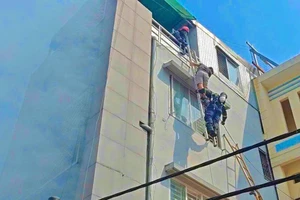 Cảnh sát dùng thang cứu cụ ông mắc kẹt trong căn nhà 5 tầng đang cháy ở TP.HCM