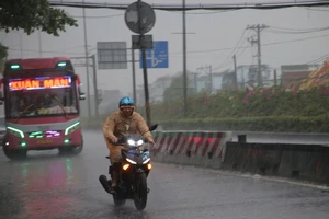 Mưa lớn giải nhiệt TP.HCM, người dân vất vả di chuyển 