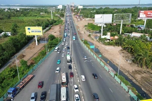 Càng về cuối ngày, cửa ngõ phía Đông TP.HCM càng ùn ứ kéo dài