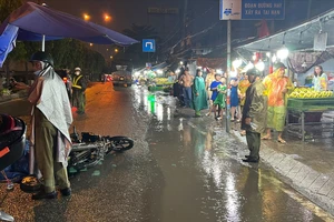 Ngã ra đường rồi va chạm với xe tải, người đàn ông tử vong gần chợ đầu mối Thủ Đức
