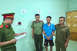 Tạm giữ 'cha dượng' đánh tới tấp con riêng của 'vợ' ở phường Dĩ An