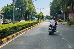 CSGT xử phạt thanh niên không bằng lái, chở bạn đánh võng trên đường 
