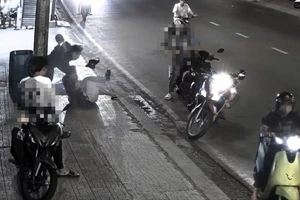 Nam thanh niên bị một người mặc áo xe ôm công nghệ đánh tới tấp ở Thủ Đức