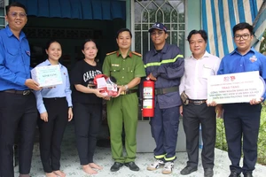 TP.HCM: Tặng bình chữa cháy, sửa điện miễn phí cho hộ nghèo và gia đình chính sách