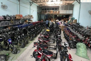 Tạm giữ hàng trăm xe điện, linh kiện nghi ‘độ, chế’ ở TP.HCM