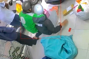 Phát hiện tài xế dùng ma túy, công an bắt giữ 2 người liên quan