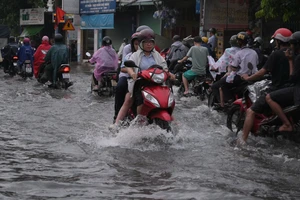 Mưa lớn đầu tuần, nhiều tuyến đường ở TP.HCM ngập sâu