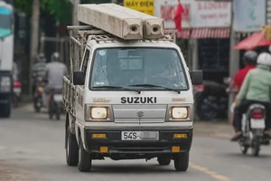 Tài xế chở cọc bê tông trên nóc xe bị phạt gần 12 triệu đồng