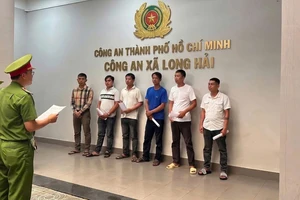 Mâu thuẫn sau tụ tập nhậu dưới lòng đường, 6 người bị bắt