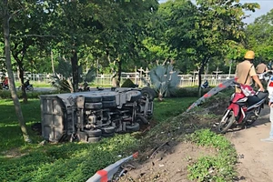 Xe ben chở nhựa đường lao khỏi cầu vượt Trạm 2, húc gãy hộ lan rồi lật nhào