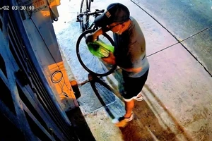 Tạt chất bẩn vào nhà dân vì mâu thuẫn với người bán hủ tiếu 