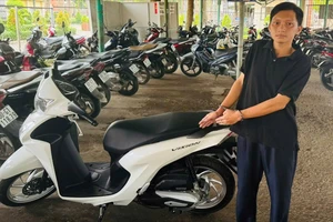Bắt nghi phạm lấy trộm xe máy khi chủ xe ngủ gục trên vỉa hè ở TP.HCM