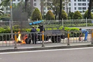 Xe ba gác bốc cháy trên đường Tạ Quang Bửu, tài xế nhanh trí khống chế ngọn lửa