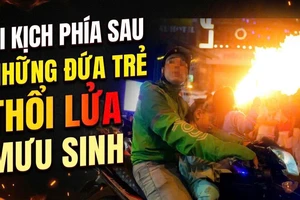 VIDEO: Những đứa trẻ thổi lửa mưu sinh ở phố Tây Bùi Viện