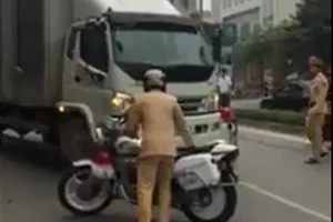 Tài xế từng là thầy giáo vi phạm giao thông rồi bỏ chạy