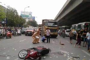 Xe máy va chạm xe tải, một người tử vong tại chỗ