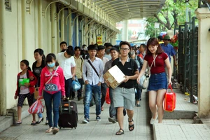 Người dân đổ dồn về Hà Nội sau 3 ngày Giỗ tổ