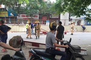 Xe bơm bê tông húc gãy khung giới hạn chiều cao trên đường