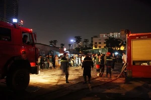 Cháy khu lán trại công nhân, nhiều người hoảng loạn