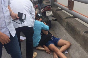 Cô gái ngất lịm khi nam thanh niên bất ngờ gieo mình xuống sông