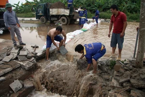 Hà Nội: “Xẻ” vỉa hè cho nước lũ chảy qua vì... cống nhỏ
