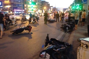 Ôtô 'điên' mất lái làm 4 xe máy hư hỏng nặng