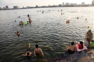  Góc hồ Tây biến thành bãi tắm tự phát 