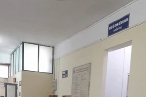 Vữa trần rơi trúng đầu người phụ nữ đang bế cháu nhỏ tại bệnh viện