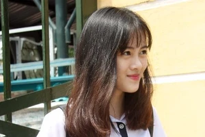 Đề thi dễ, thí sinh rạng rỡ khi kết thúc môn thi đầu tiên 