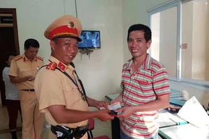 CSGT nhặt được của rơi, trả người bị mất
