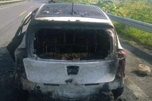 Xe bất ngờ bốc cháy dữ dội, bốn người đạp cửa thoát thân