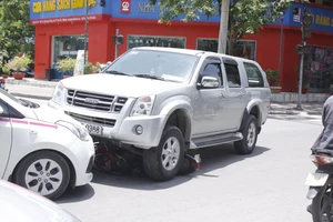 Tai nạn liên hoàn, xe máy bị cuốn trọn dưới gầm ô tô