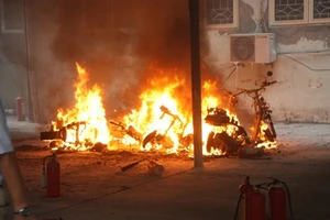 Cháy trong nhà để xe ĐH Quốc gia Hà Nội, nhiều người hoảng loạn