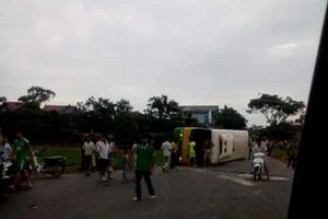 Va chạm xe buýt và taxi, 21 người bị thương