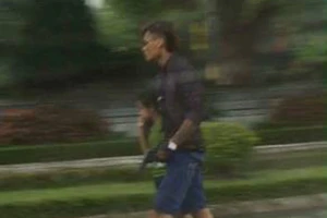 Người cha dùng súng khống chế con, cướp taxi