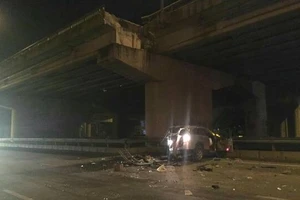 Ô tô rớt trên cầu vượt xuống đất, lái xe tử vong