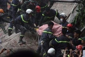 Hiện trường vụ sập nhà 4 tầng gần phố cổ Hà Nội