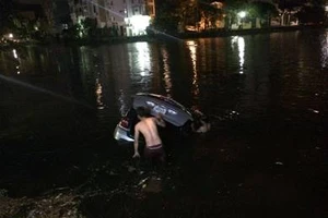 Xế hộp hạng sang mất lái lao thẳng xuống mặt hồ