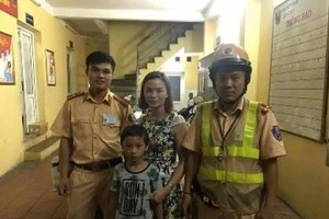 CSGT giúp 1 cháu bé đi lạc ở phố đi bộ tìm lại người thân