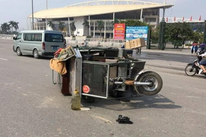 Xe ba gác va chạm với xe đạp điện, 2 người bị thương