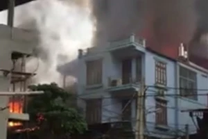 Cháy lớn thiêu rụi xưởng sản xuất hàng nội thất