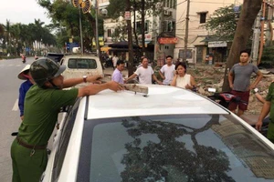 Hú hồn vì thanh sắt rơi trúng nóc ô tô khi đang chạy 