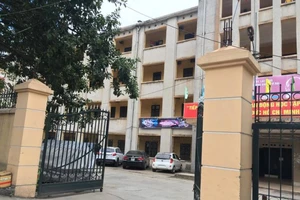 Bị bạn trai cũ cầm mũ cối đánh, cô gái cầm dao chém lại