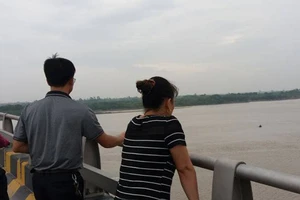 Người phụ nữ bất ngờ rơi xuống sông trong đêm