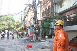 Một cột điện bốc cháy dữ dội giữa trưa nắng