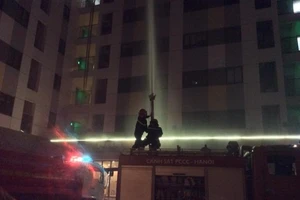 Chung cư cháy giữa đêm, dân bỏ nhà tháo chạy