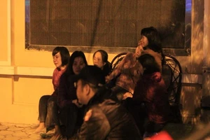 Vụ cháy quán karaoke: Người thân túc trực trắng đêm