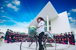 Bức ảnh kỷ yếu gây tranh cãi trong cộng đồng mạng